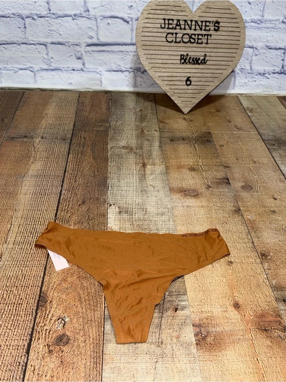 Victoria’s Secret seamless smooth thong size M nwt
